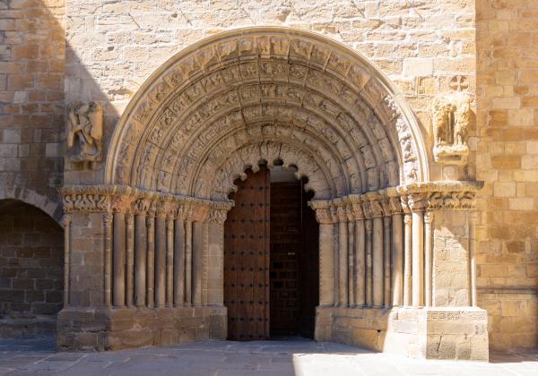 Portada de la iglesia de Santiago en Puente la Reina